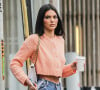 Les tendances pour perdre du poids, ralentir le vieillissement de la peau ou plus largement se sentir bien vont bon train. Peu de temps ne passe sans qu'un aliment ou une nouvelle activité sportive n'attire l'oeil. 
Kendall Jenner, café à la main