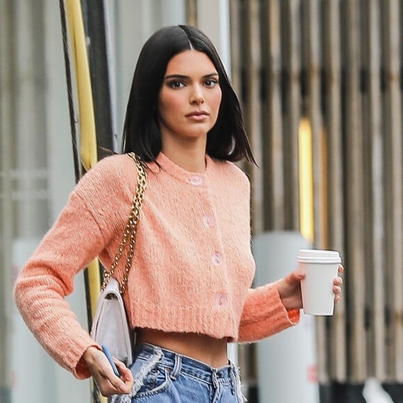 Les tendances pour perdre du poids, ralentir le vieillissement de la peau ou plus largement se sentir bien vont bon train. Peu de temps ne passe sans qu'un aliment ou une nouvelle activité sportive n'attire l'oeil. 
Kendall Jenner, café à la main