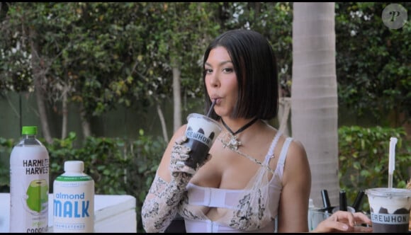 Les stars et leur boisson à la main, le quotidien d'Hollywood : ici Kourtney Kardashian