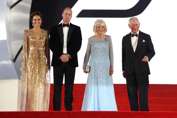 Catherine Kate Middleton, duchesse de Cambridge, le prince William, duc de Cambridge, Camilla Parker Bowles, duchesse de Cornouailles, le prince Charles, prince de Galles - Avant-première mondiale du film "James Bond - Mourir peut attendre (No Time to Die)" au Royal Albert Hall à Londres le 28 septembre 2021.