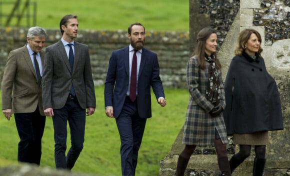 Michael Middleton, James Matthews, le fiancée de Pippa, James Middleton, le frère de Pippa, Pippa Middleton et sa mère Carole - Le duc et la duchesse de Cambridge en famille à la messe de Noël à Englefield le 25 décembre 2016.