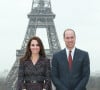 Kate Middleton est très proche de sa famille. 
Le prince William, duc de Cambridge et Catherine Kate Middleton, duchesse de Cambridge rencontrent des jeunes fans de rugby sur le parvis des droits de l'homme au Trocadéro à Paris  © Laurent Vu / Pool / Bestimage