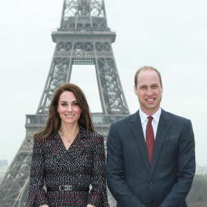 Kate Middleton est très proche de sa famille. 
Le prince William, duc de Cambridge et Catherine Kate Middleton, duchesse de Cambridge rencontrent des jeunes fans de rugby sur le parvis des droits de l'homme au Trocadéro à Paris  © Laurent Vu / Pool / Bestimage