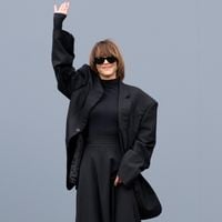 Sophie Marceau en veste oversize à épaulettes XXL : le look imbattable de la star de 57 ans pour Balenciaga