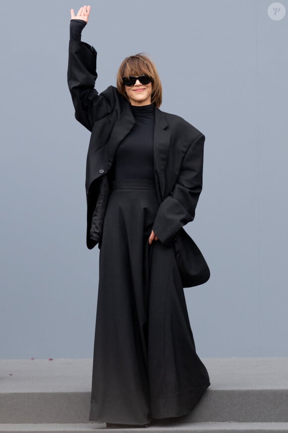 Pour la fashion week parisienne, elle a arboré un look audacieux avec une veste XXL à épaulettes
Sophie Marceau - Arrivées au défilé de mode féminine Balenciaga printemps-été 2025 lors de la Fashion Week de Paris (PFW), à Paris, France, le 30 septembre 2024. © Da Silva-Perusseau/Bestimage