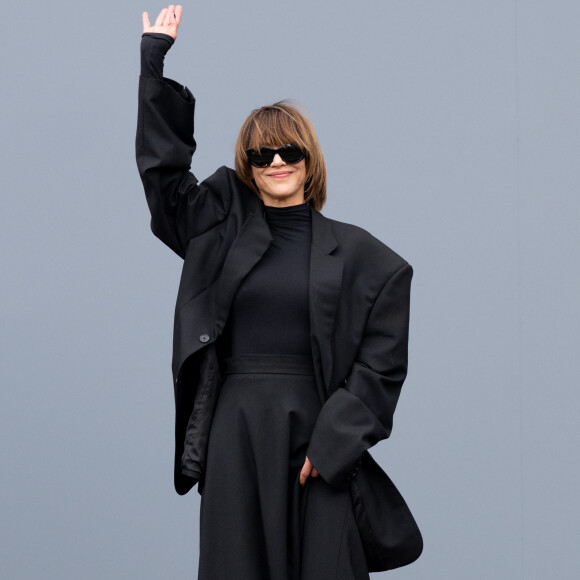 Pour la fashion week parisienne, elle a arboré un look audacieux avec une veste XXL à épaulettes
Sophie Marceau - Arrivées au défilé de mode féminine Balenciaga printemps-été 2025 lors de la Fashion Week de Paris (PFW), à Paris, France, le 30 septembre 2024. © Da Silva-Perusseau/Bestimage