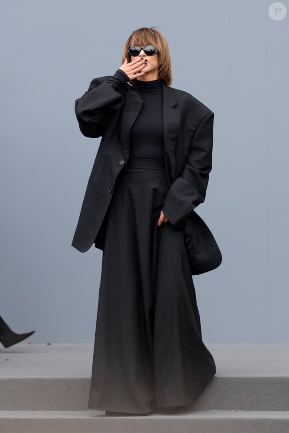 mais il fait tout autant l'unanimité !
Sophie Marceau - Arrivées au défilé de mode féminine Balenciaga printemps-été 2025 lors de la Fashion Week de Paris (PFW), à Paris, France, le 30 septembre 2024. © Da Silva-Perusseau/Bestimage