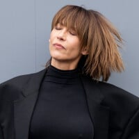 Sophie Marceau en veste oversize à épaulettes XXL : le look imbattable de la star de 57 ans pour Balenciaga