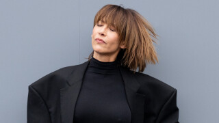 Sophie Marceau en veste oversize à épaulettes XXL : le look imbattable de la star de 57 ans pour Balenciaga