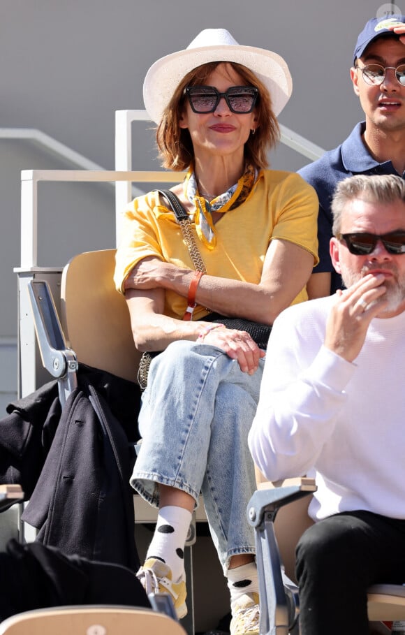 Sophie Marceau - Célébrités dans les tribunes de la finale homme des Internationaux de France de tennis de Roland Garros 2024 à Paris le 9 juin 2024. © Jacovides-Moreau/Bestimage