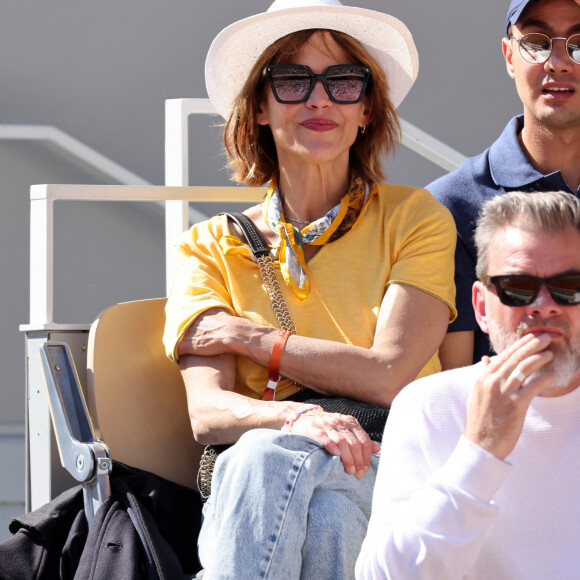 Sophie Marceau - Célébrités dans les tribunes de la finale homme des Internationaux de France de tennis de Roland Garros 2024 à Paris le 9 juin 2024. © Jacovides-Moreau/Bestimage