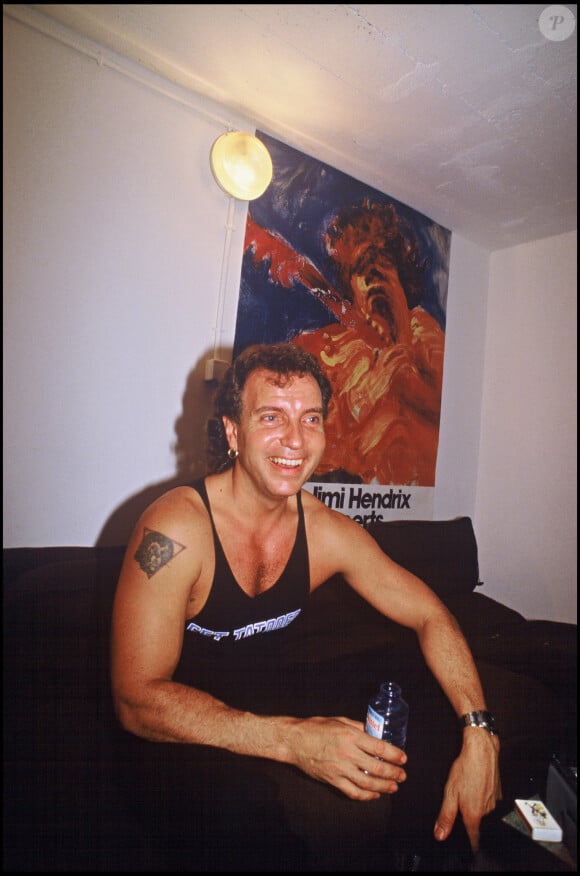 Bernard Lavilliers dans sa loge, avant son concert en 1985.