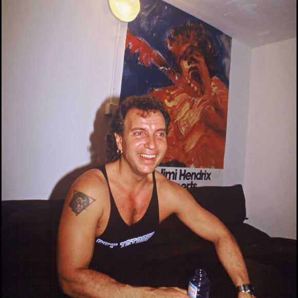 Bernard Lavilliers dans sa loge, avant son concert en 1985.