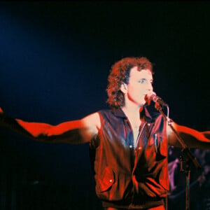 Bernard Lavilliers sur scène, en concert au Palais des Sports en 1981 à Paris.