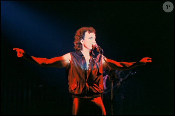 Bernard Lavilliers sur scène, en concert au Palais des Sports en 1981 à Paris.