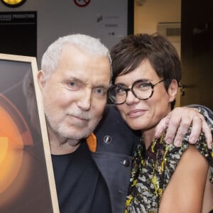 Il s'est marié avec elle mais leur histoire n'a pas duré. Depuis 25 ans, le chanteur est l'époux de Sophie.Bernard Lavilliers remet un disque de platine à sa femme Sophie Chevallier-Lavilliers pour sa participation à son album (création graphique) - Backstage du concert de Bernard Lavilliers à l'Olympia à Paris le 16 juin 2022. © Jack Tribeca / Bestimage  (No Web - pour suisse et Belgique)