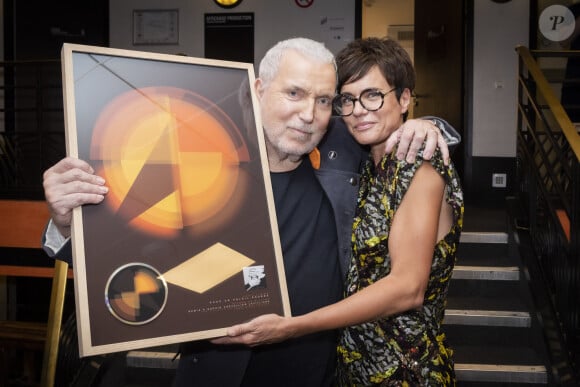 Il s'est marié avec elle mais leur histoire n'a pas duré. Depuis 25 ans, le chanteur est l'époux de Sophie.Bernard Lavilliers remet un disque de platine à sa femme Sophie Chevallier-Lavilliers pour sa participation à son album (création graphique) - Backstage du concert de Bernard Lavilliers à l'Olympia à Paris le 16 juin 2022. © Jack Tribeca / Bestimage  (No Web - pour suisse et Belgique)