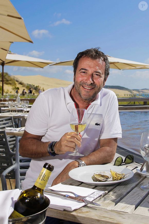 S'il l'a vendue depuis plusieurs années, il ya désormais de nouveaux propriétaires 
Bernard Montiel, présentateur et animateur radio pose sur la terrasse du restaurant "La Corniche" en dégustant un verre de vin blanc du château Smith Au Lafitte et quelques huïtres.© Thibaud Moritz / Bestimage