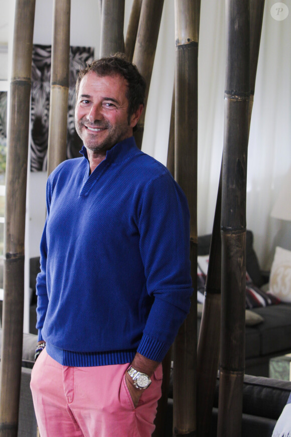 Bernard Montiel, présentateur et animateur radio pose dans le salon de sa maison du Pyla. © Thibaud Moritz / Bestimage
