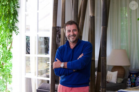 Mais à ce prix-là, vous dormez dans la maison de Bernard Montiel ! 
Bernard Montiel, présentateur et animateur radio pose dans le salon de sa maison du Pyla.  © Thibaud Moritz / Bestimage