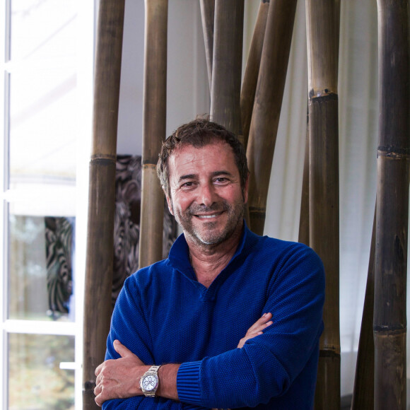 Mais à ce prix-là, vous dormez dans la maison de Bernard Montiel ! 
Bernard Montiel, présentateur et animateur radio pose dans le salon de sa maison du Pyla.  © Thibaud Moritz / Bestimage