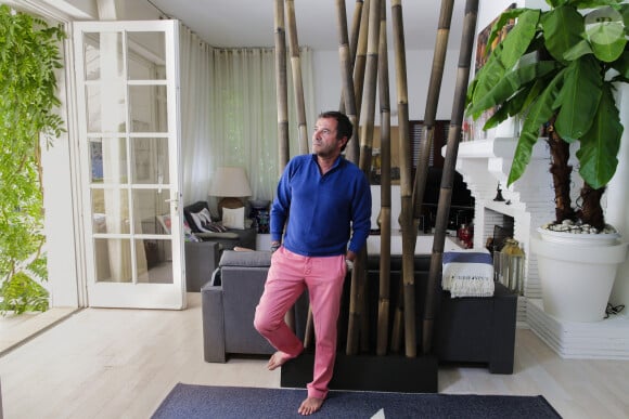 Bernard Montiel, présentateur et animateur radio pose dans le salon de sa maison du Pyla. © Thibaud Moritz / Bestimage