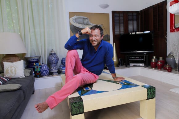 Bernard Montiel, présentateur et animateur radio pose dans le salon de sa maison du Pyla. © Thibaud Moritz / Bestimage