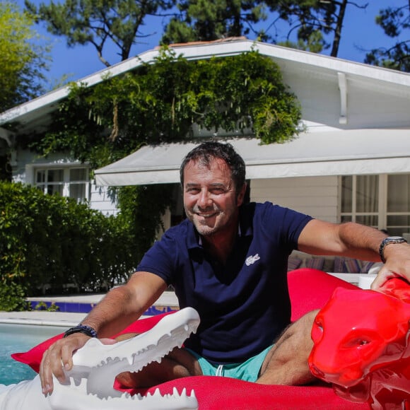 Bernard Montiel, présentateur et animateur radio pose dans sa maison du Pyla au bord de sa piscine avec des oeuvres de l artiste Richard Orlinski. © Thibaud Moritz / Bestimage