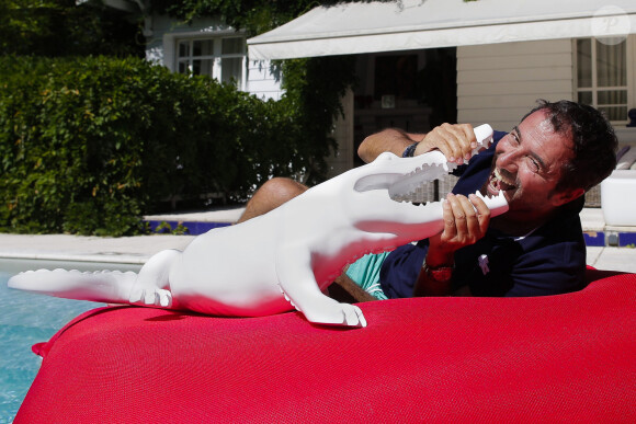 Bernard Montiel, présentateur et animateur radio pose dans sa maison du Pyla au bord de sa piscine avec des oeuvres de l artiste Richard Orlinski. © Thibaud Moritz / Bestimage