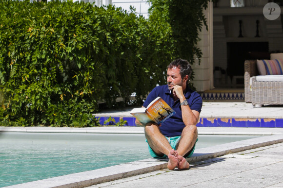 Bernard Montiel, présentateur et animateur radio pose dans sa maison du Pyla au bord de sa piscine. © Thibaud Moritz / Bestimage