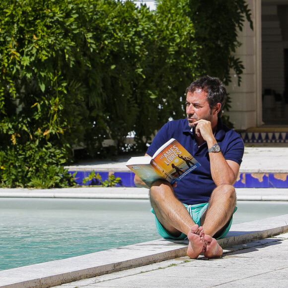 Bernard Montiel, présentateur et animateur radio pose dans sa maison du Pyla au bord de sa piscine. © Thibaud Moritz / Bestimage