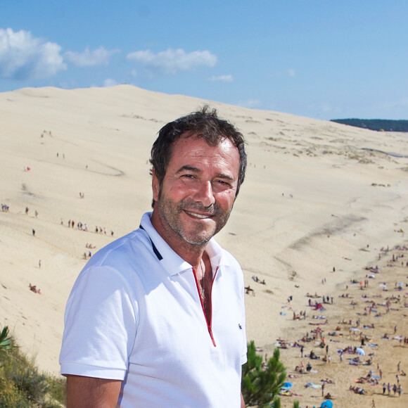 Bernard Montiel, présentateur et animateur radio pose sur la terrasse du restaurant "La Corniche" avec la dune du Pyla et le Bassin d Arcachon en fond. © Thibaud Moritz / Bestimage