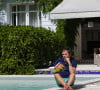 Bernard Montiel était l'heureux propriétaire d'une maison au Pyla, en Gironde. 
Bernard Montiel, présentateur et animateur radio pose dans sa maison du Pyla au bord de sa piscine. © Thibaud Moritz / Bestimage