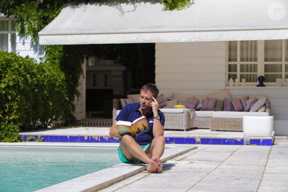 Bernard Montiel, présentateur et animateur radio pose dans sa maison du Pyla au bord de sa piscine. © Thibaud Moritz / Bestimage