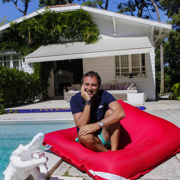 Un prix qui ne comprend pas les frais de ménage, de services et les taxes. 
Bernard Montiel, présentateur et animateur radio pose dans sa maison du Pyla au bord de sa piscine avec des oeuvres de l artiste Richard Orlinski.© Thibaud Moritz / Bestimage