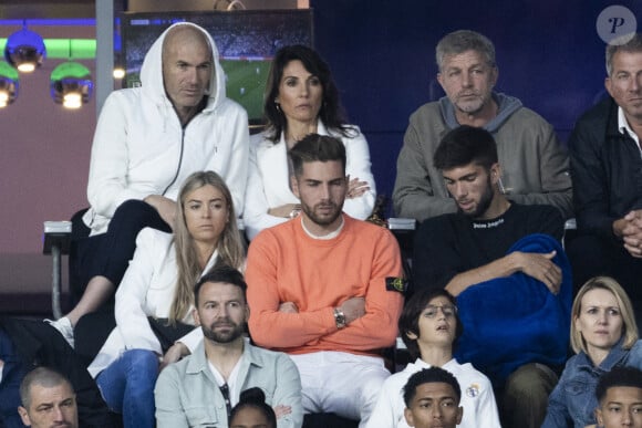 "Ça devient presque original aujourd'hui parce qu'avec le téléphone, on n'a plus tendance à écrire", poursuit le père de 4 garçons
 
Zinedine Zidane et sa femme Véronique, Luca Zidane et sa compagne Marina, Théo Zidane - Les célébrités assistent à la victoire du Real Madrid face à Liverpool (1-0) en finale de la Ligue des Champions au stade de France, le 28 mai 2022. © Cyril Moreau / Bestimage