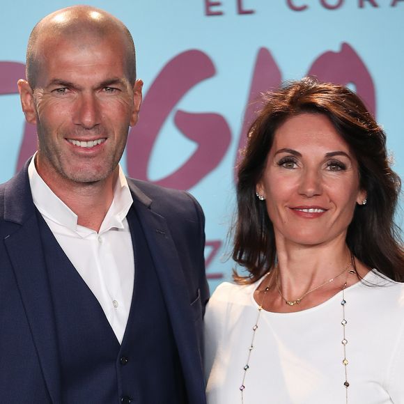 Zinedine Zidane très romantique avec sa femme Véronique
 
Zinedine Zidane et sa femme Véronique - Première du documentaire "Le coeur de Sergio Ramos" à Madrid.