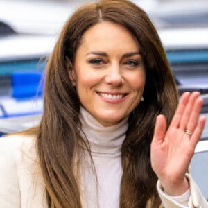 Via une vidéo
Kate Middleton