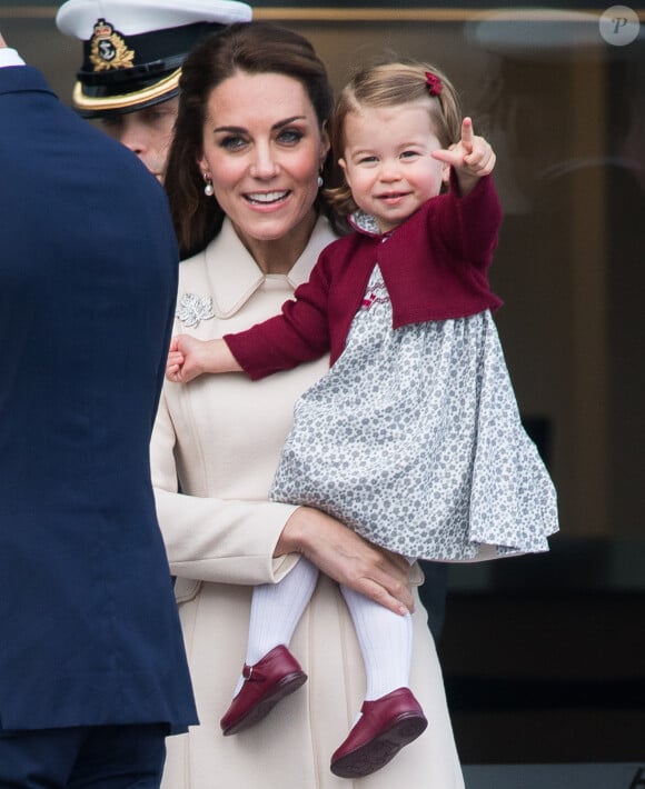 Catherine (Kate) Middleton, duchesse de Cambridge et sa fille la princesse Charlotte - Départ du prince William, duc de Cambridge, Catherine (Kate) Middleton, duchesse de Cambridge, accompagnés de leurs enfants, le prince Georges et la princesse Charlotte après leurs voyage de 8 jours au Canada à Victoria