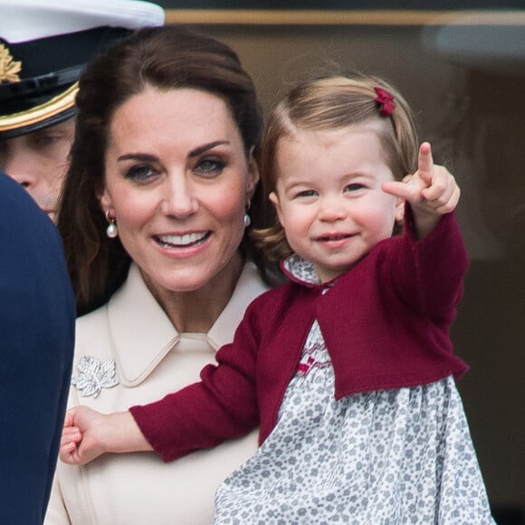 Catherine (Kate) Middleton, duchesse de Cambridge et sa fille la princesse Charlotte - Départ du prince William, duc de Cambridge, Catherine (Kate) Middleton, duchesse de Cambridge, accompagnés de leurs enfants, le prince Georges et la princesse Charlotte après leurs voyage de 8 jours au Canada à Victoria