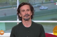 Arnaud Tsamère n'a pas caché sa surprise et son émotion en découvrant un message de son ancienne amoureuse de CE2 lors de son passage dans l'émission Télématin sur France 2.