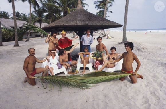 Archives - La troupe du Splendit au complet sur le tournage du film "Les Bronzés" : Gérard Jugnot, Dominique Lavanant, Bruno Moynot, Marie-Anne Chazel, Thierry Lhermitte, Josiane Balasko et Christian Clavier au premier plan, Martin Lamotte, Michel Blanc et Jean-Claude Colin (photographe de Télé 7 Jours) au second plan (debout). © Jean-Claude Colin via Bestimage