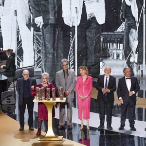 Un César spécial pour la troupe du Splendid, Josiane Balasko, Michel Blanc, Thierry Lhermitte, Marie-Anne Chazel, Gérard Jugnot, Christian Clavier, et Bruno Moynot, Laurent Lafitte et Marina Foïs, maîtresse de cérémonie sur scène lors de la 46ème cérémonie des César à l'Olympia à Paris le 12 mars 2021. © Pierre Villard/ Pool / Bestimage 