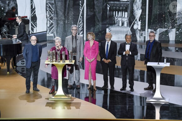 Un César spécial pour la troupe du Splendid, Josiane Balasko, Michel Blanc, Thierry Lhermitte, Marie-Anne Chazel, Gérard Jugnot, Christian Clavier et Bruno Moynot, sur scène lors de la 46ème cérémonie des César à l'Olympia à Paris le 12 mars 2021. © Pierre Villard/ Pool / Bestimage 