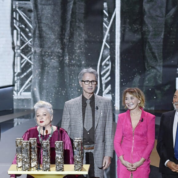 Un César spécial pour la troupe du Splendid, Josiane Balasko, Michel Blanc, Thierry Lhermitte, Marie-Anne Chazel, Gérard Jugnot, Christian Clavier et Bruno Moynot, sur scène lors de la 46ème cérémonie des César à l'Olympia à Paris le 12 mars 2021. © Pierre Villard/ Pool / Bestimage 