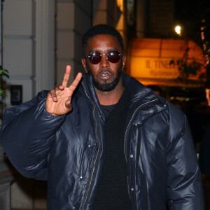 Compte tenu de l'affaire qui vise aujourd'hui le rappeur
Sean Combs fume un joint dans les rues de New York le 19 octobre 2022. 