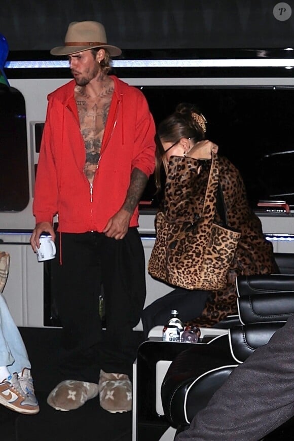 Los Angeles, CA - Justin et Hailey Bieber se rendent à l'église ensemble pour la première fois après avoir accueilli le bébé Jack ! Ils sont arrivés avec le pasteur Carl Lentz et quelques autres personnes dans une camionnette Sprinter. Sur la photo : Justin Bieber, Hailey Bieber