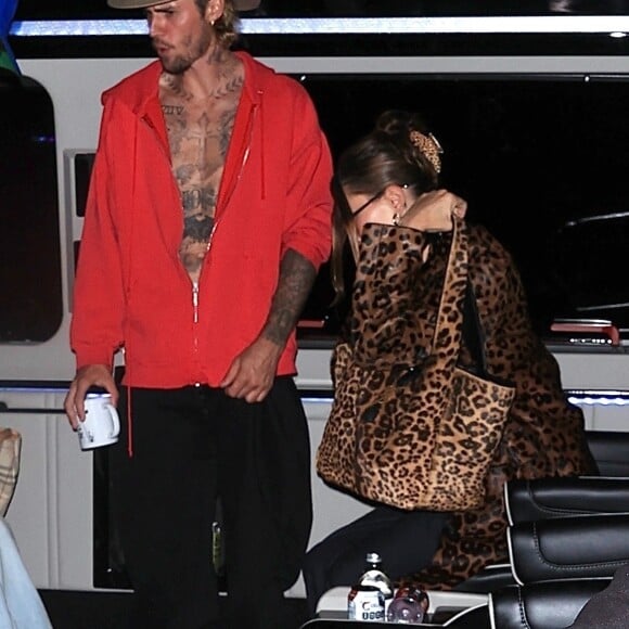 Los Angeles, CA - Justin et Hailey Bieber se rendent à l'église ensemble pour la première fois après avoir accueilli le bébé Jack ! Ils sont arrivés avec le pasteur Carl Lentz et quelques autres personnes dans une camionnette Sprinter. Sur la photo : Justin Bieber, Hailey Bieber