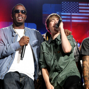 Justin Bieber pourrait également etre impacté par tout cela
Sean " Diddy " Combs et Justin Bieber se produisent lors de la soirée SOS Saving Ourselves - Help for Haiti - présentée par BET Networks à l'American Airlines Arena, le 5 février 2010 à Miami, en Floride. Les bénéfices de cette émission iront à quatre organisations caritatives : Yele Haïti, CARE, Project Medishare et Children's Safe Drinking Water. Photo par Marc Andrew Deley/PictureGroup/ABACAPRESS.COM