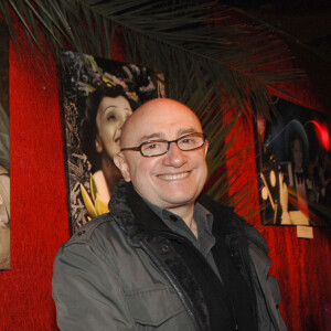 Michel Blanc assiste à une exposition de peintures au Banana Café à Paris, France, le 14 novembre 2007. Toutes les peintures représentant des célébrités françaises seront vendues aux enchères sur Ebay au profit de la recherche contre le SIDA.